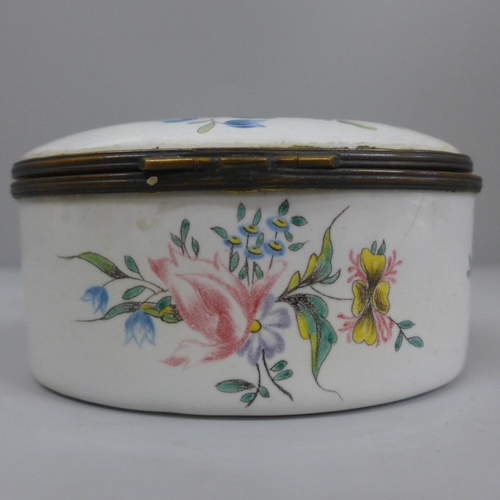 635D - A 19th/early 20th Century enamelled oval trinket box