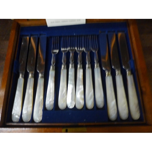 686 - An early 19th Century mahogany cased set of twelve silver plated and mother of pearl pastry knives a... 