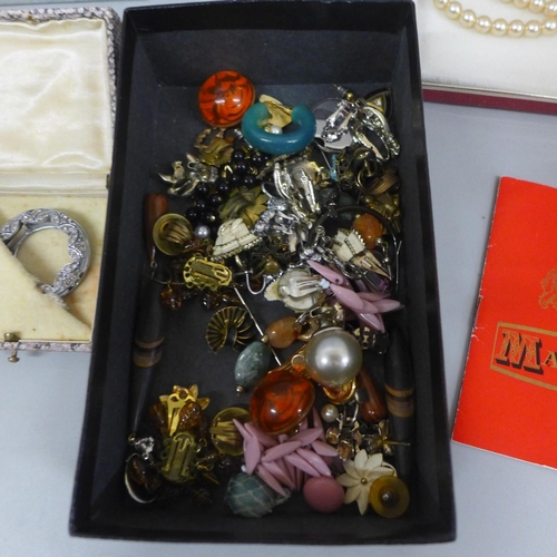 689 - Costume jewellery including a pair of silver earrings