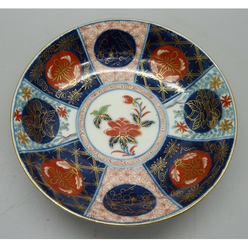 713 - An early Worcester Imari bowl with crescent mark to base, 12cm