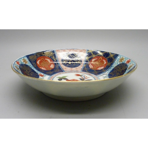 713 - An early Worcester Imari bowl with crescent mark to base, 12cm