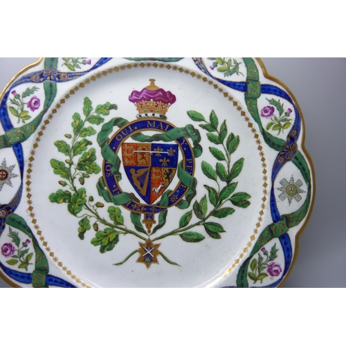 725 - A Flight Worcester plate from the service made for the first Duke of Clarence having a border with e... 