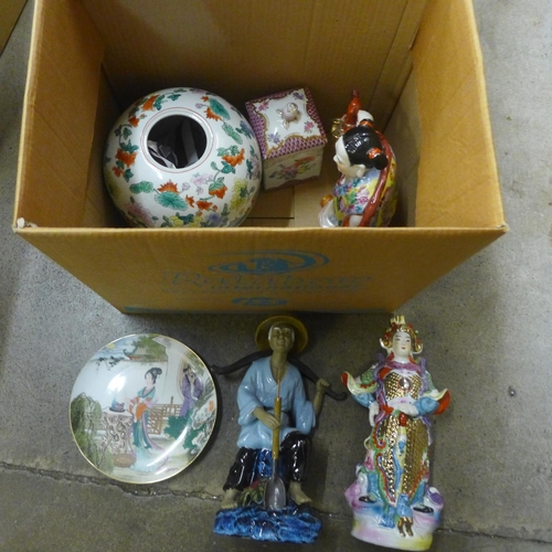 795 - A box of oriental china