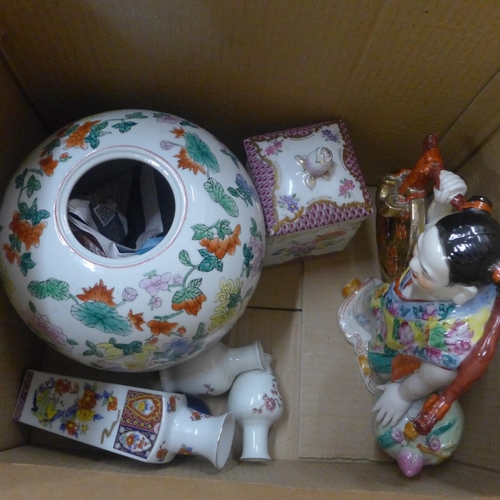 795 - A box of oriental china