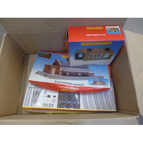 820 - A Hornby electric railway set, boxed and outbuildings and track