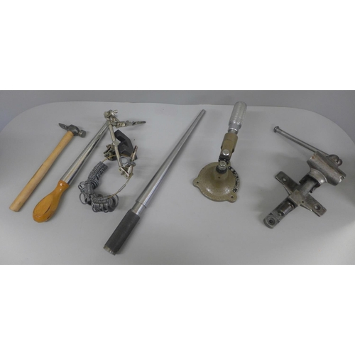 821 - Jeweller's tools:- a ring stretcher, jeweller's vice with anvil, hammer, ring sizer, ring gauges and... 