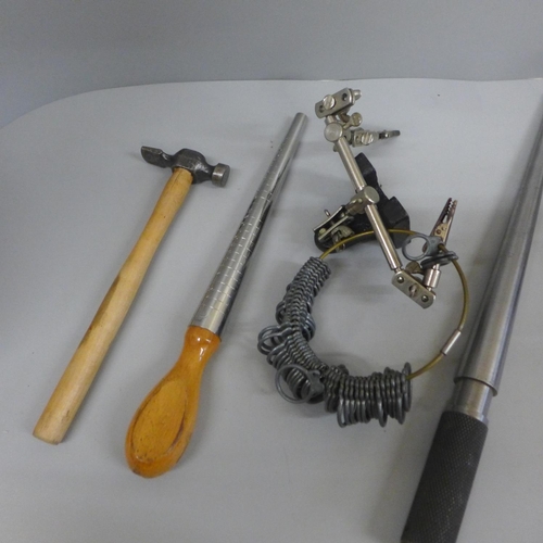 821 - Jeweller's tools:- a ring stretcher, jeweller's vice with anvil, hammer, ring sizer, ring gauges and... 