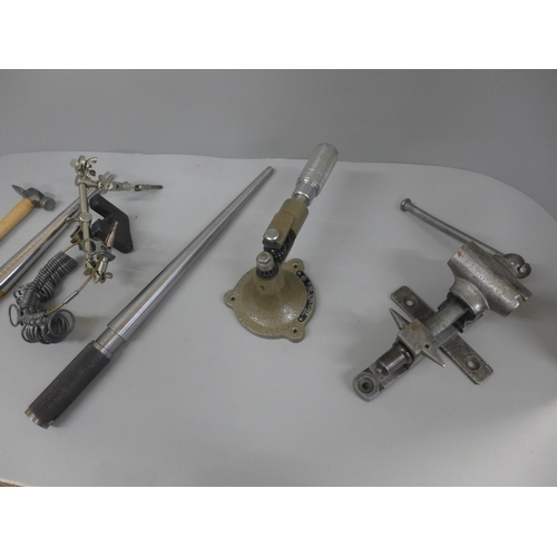 821 - Jeweller's tools:- a ring stretcher, jeweller's vice with anvil, hammer, ring sizer, ring gauges and... 