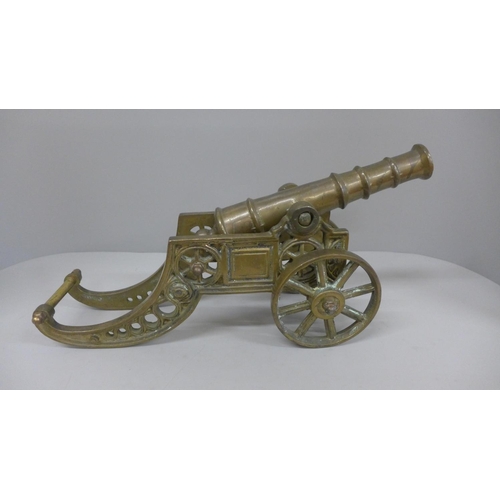 832 - A brass model canon, 5.35kg