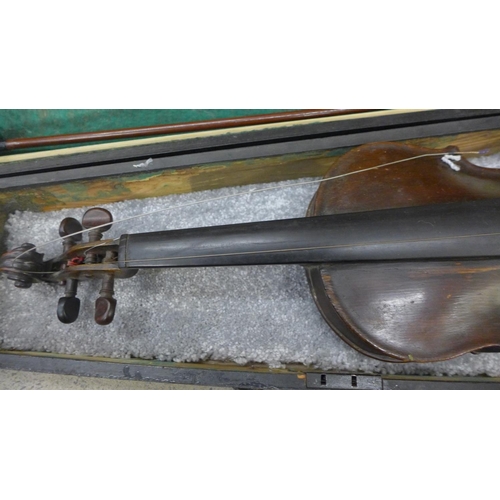 837 - A cased violin and a Boosey and Hawkes clarinet