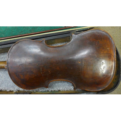 837 - A cased violin and a Boosey and Hawkes clarinet