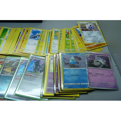 877 - 420 Pokemon cards including 20 holos and black star rare