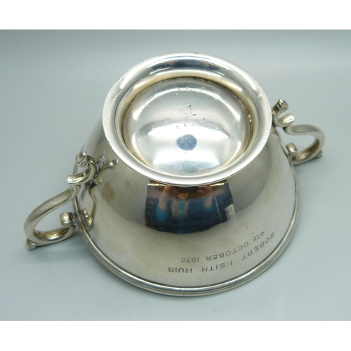 892 - A silver two handled dish, inscribed 'Robert Keith Muir, 6th October 1932', 197g, diameter 10.5cm