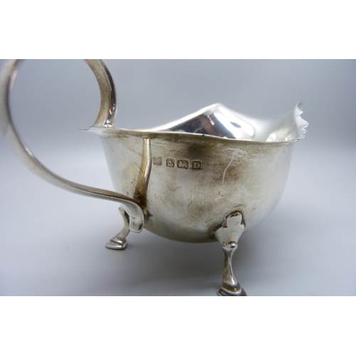 895A - A silver sauce boat, Birmingham 1928, 98g