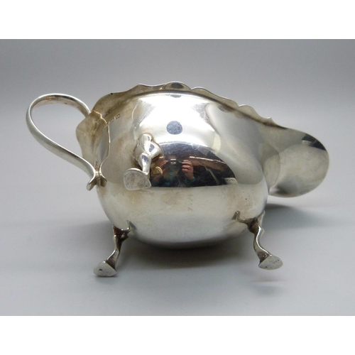 895A - A silver sauce boat, Birmingham 1928, 98g