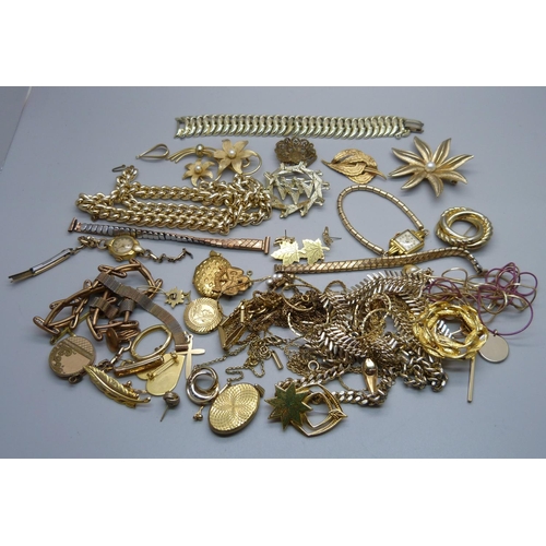 936 - Gold tone jewellery