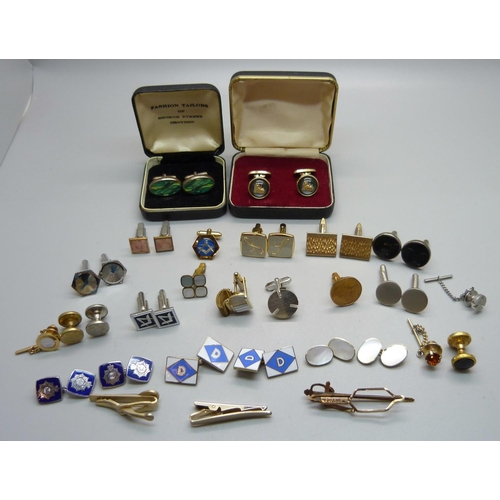 937 - A collection of cufflinks