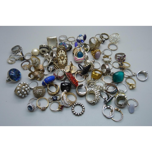 939 - Over eighty costume rings