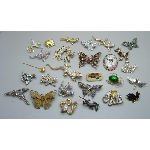 941 - Brooches including animals and birds