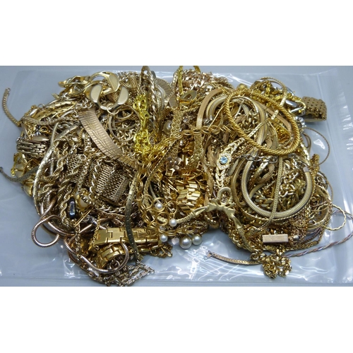 942 - Gold tone jewellery