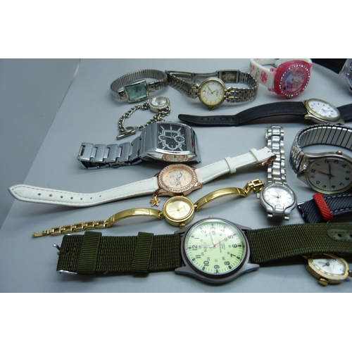 943 - A collection of wristwatches