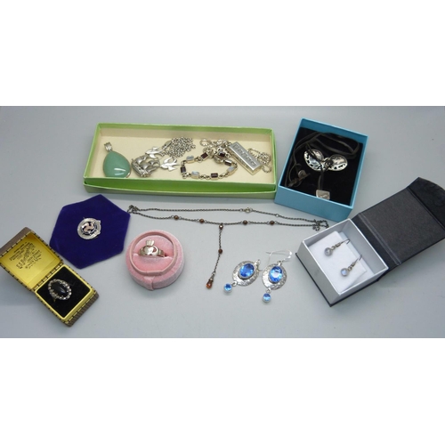 946 - A collection of silver jewellery