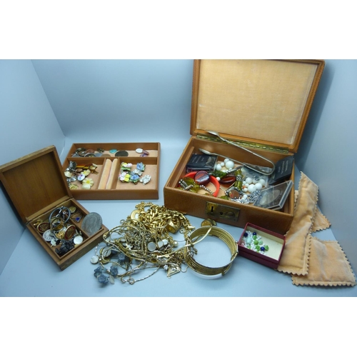 950 - Costume jewellery including gold tone jewellery