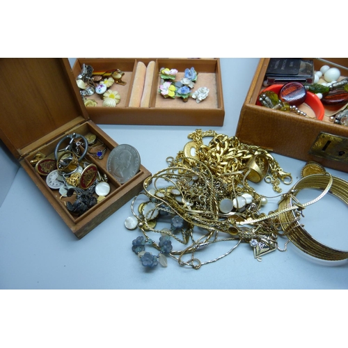 950 - Costume jewellery including gold tone jewellery