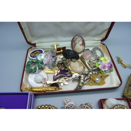 953 - A collection of vintage brooches and a blue stone set case