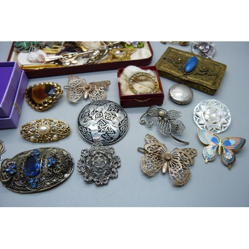 953 - A collection of vintage brooches and a blue stone set case