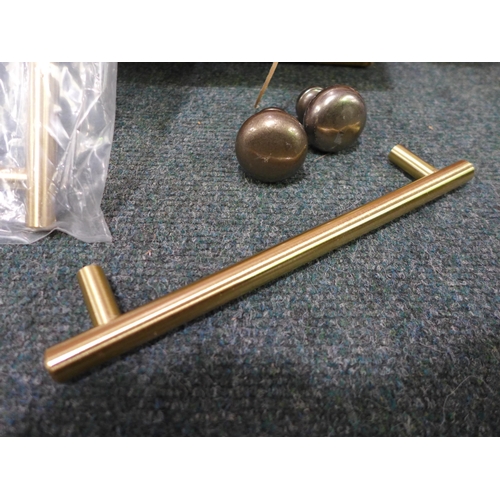 3075 - 29 Erin Brushed Satin Brass Bar Handles (160mm) and 2 Knobs *This lot is subject to VAT