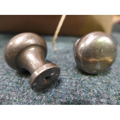 3075 - 29 Erin Brushed Satin Brass Bar Handles (160mm) and 2 Knobs *This lot is subject to VAT