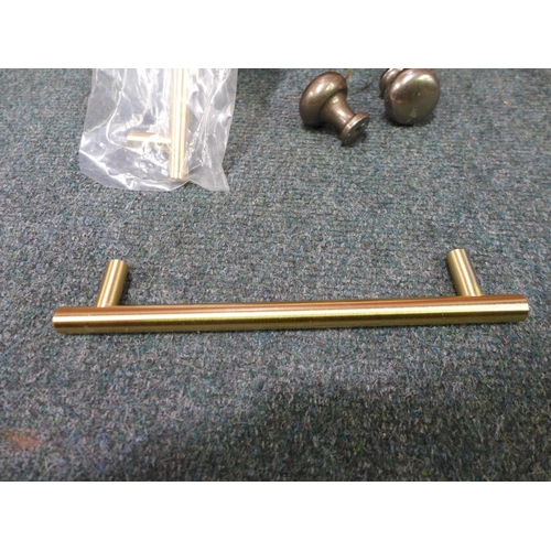 3075 - 29 Erin Brushed Satin Brass Bar Handles (160mm) and 2 Knobs *This lot is subject to VAT