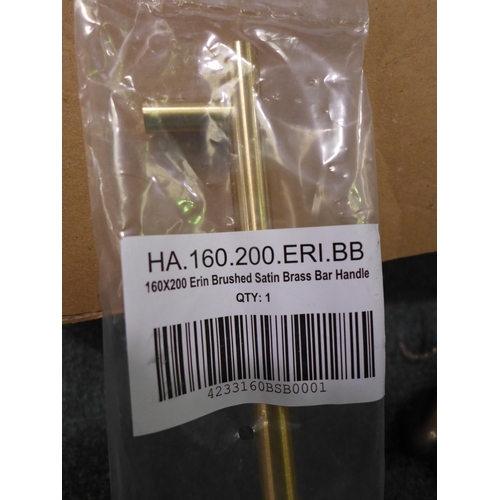 3075 - 29 Erin Brushed Satin Brass Bar Handles (160mm) and 2 Knobs *This lot is subject to VAT