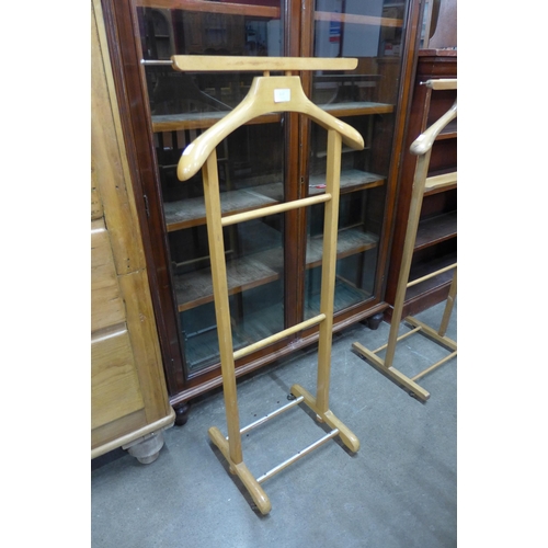 137 - A gentleman's beech valet stand