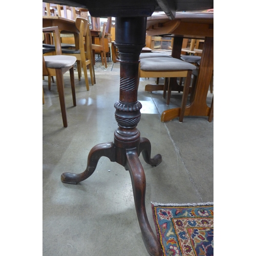 156 - A George III Chippendale style Cuban mahogany circular tilt-top tripod tea table