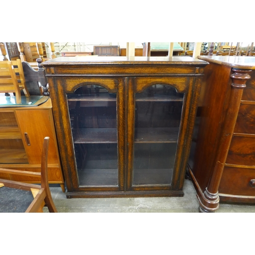 185 - An early 20th Century oak two door bookcase