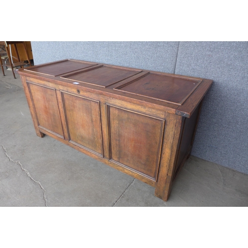 253B - An early 20th Century oak blanket box