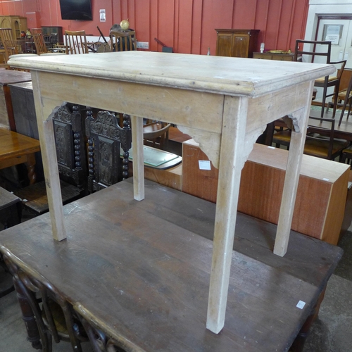 257 - A Victorian pine kitchen table