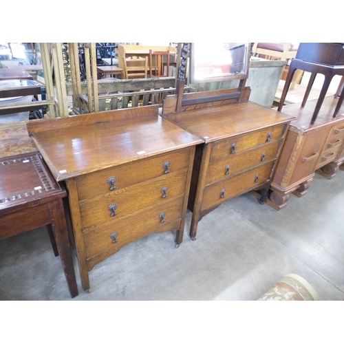 322 - An oak chest of drawers and matching dressing chest