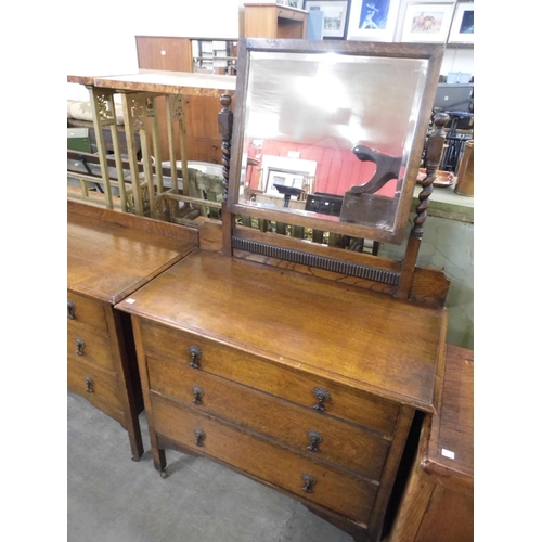 322 - An oak chest of drawers and matching dressing chest