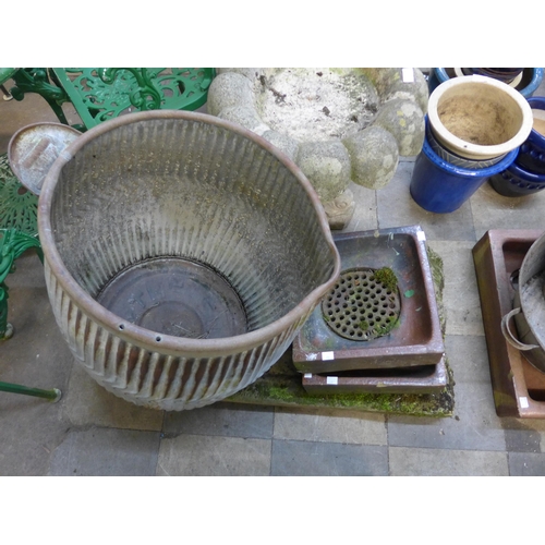 384 - A Victorian saltglazed sink, a reconstituted stone sink, a pair of grates, a galvanised bucket and t... 