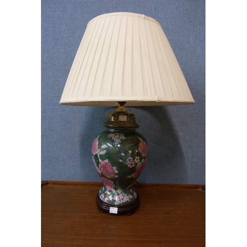 477 - A Chinese porcelain table lamp