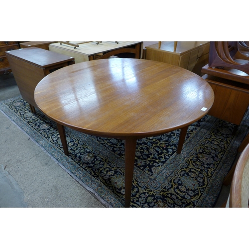 79 - A Danish teak circular dining table