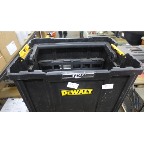 2027 - 2 Dewalt boxes & Fein multi mast (FMM250 110v)