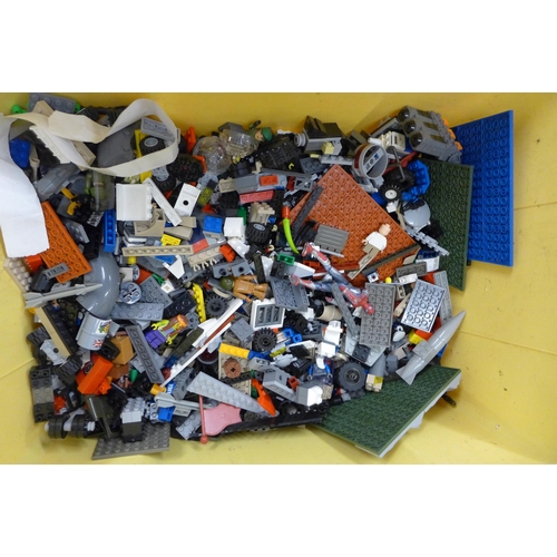 2104 - Quantity of assorted Lego