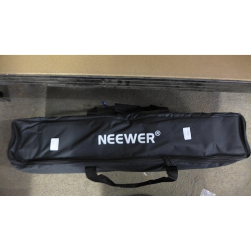 2218 - Neewer lighting stand