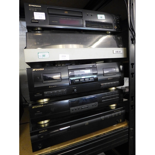 2219 - Stereo bundle- Sansui tuner TUX310, double cassette deck D-X£10W, Pioneer compact disc player PD-04,... 