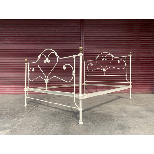 253A - A French style brass and cream metal bed