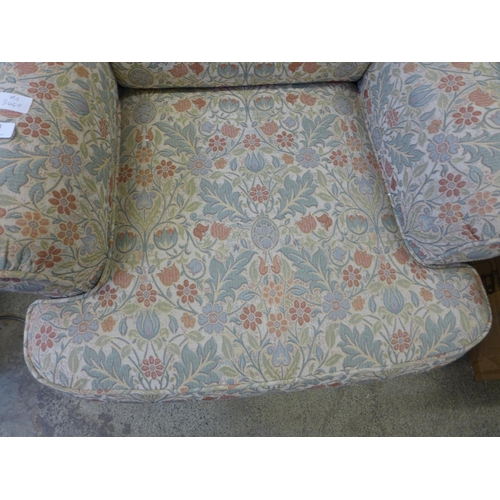 1621 - A floral upholstered electric reclining armchair